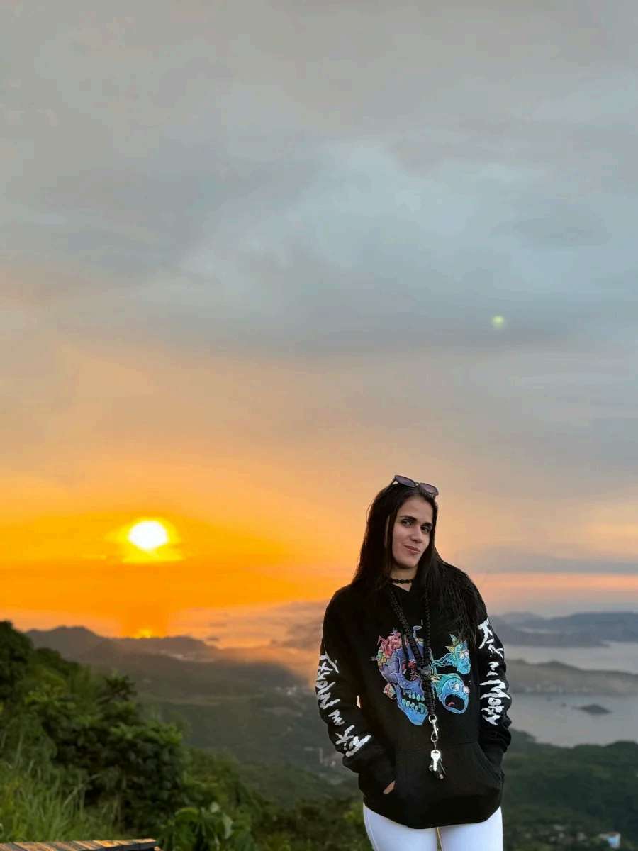 Atardecer naranja visto desde un mirador de montaña